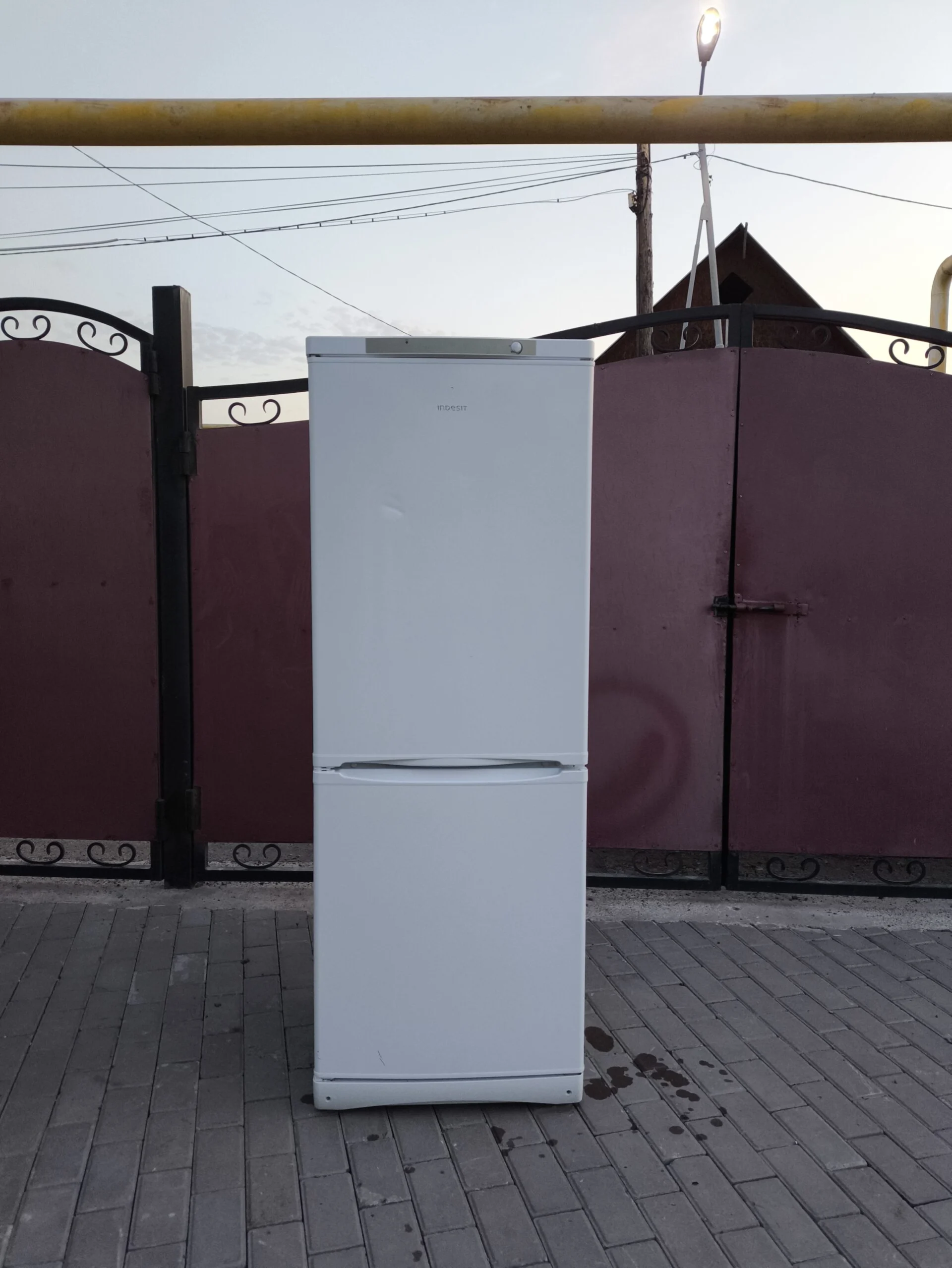 Купить б/у холодильник Indesit 40000 в Алматы